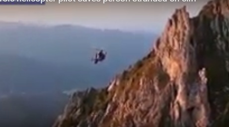 بالفيديو  ..  قائدة طائرة مروحية يُبهر العالم خلال انقاذه امرأة علقت في جرف صخري