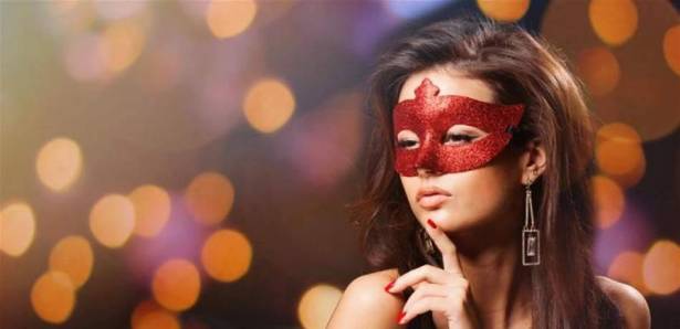 فنانة عربية شهيرة تتعرّض للتشويه بسبب طبيبة نصابة! (فيديو)