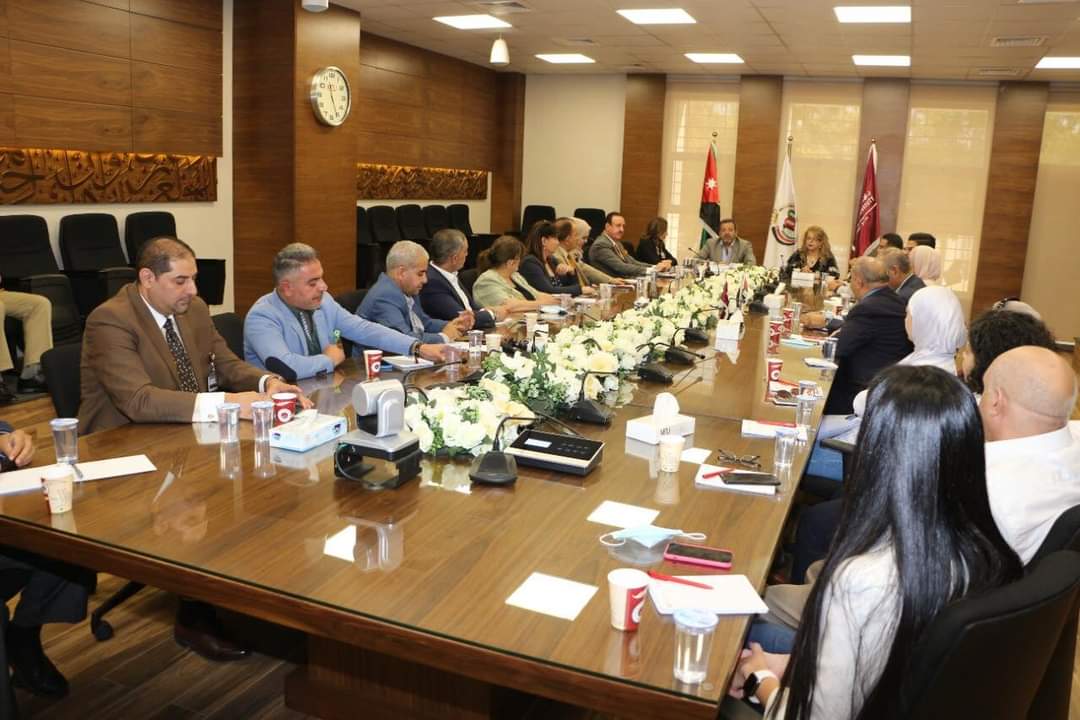 وكالات الانباء والقنوات العربية والاجنبية على طاولة الحوار بكلية الاعلام في جامعة الشرق الاوسط