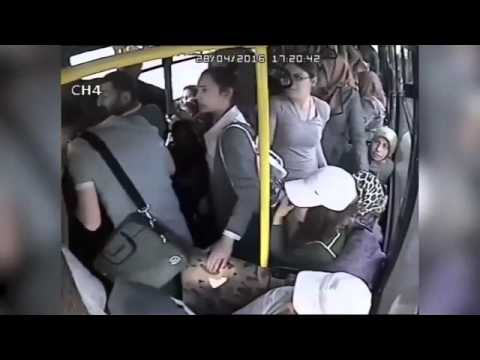بالفيديو ..  راكب حافلة بتركيا يتحرش بفتاة ..  والنساء يوسعهن ضرباً