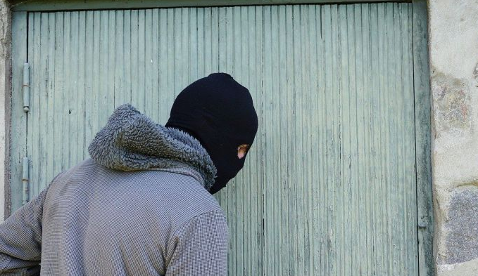 فيديو ..  رد فعل مفاجئ من مسن يشل حركة لص حاول سرقته