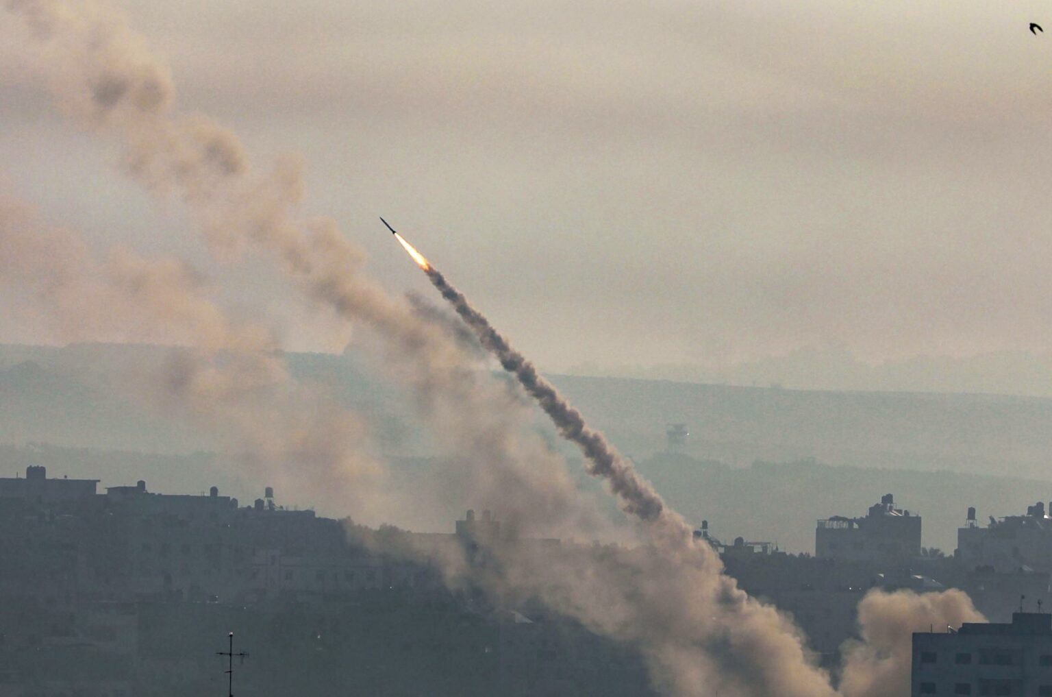 قصف تل أبيب برشقات صاروخية مكثفة
