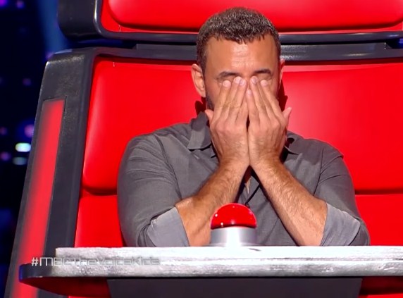 بالفيديو  ..  ما الذي أبكى كاظم الساهر في برنامج "ذا فويس" 