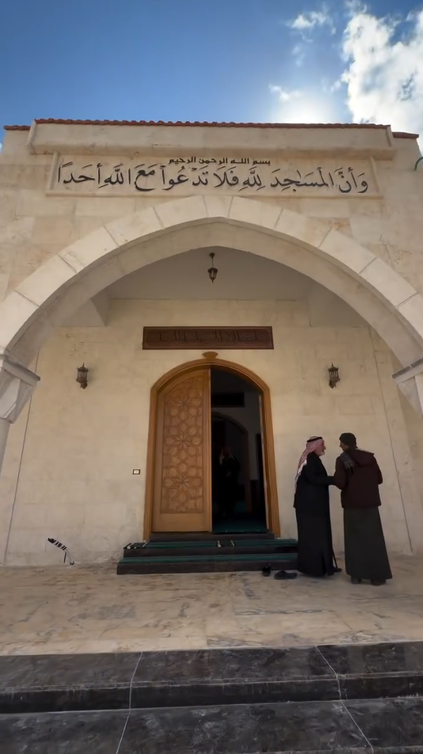 قبر الخليفة الأموي عمر بن عبد العزيز رحمه الله في دير شرقي بإدلب