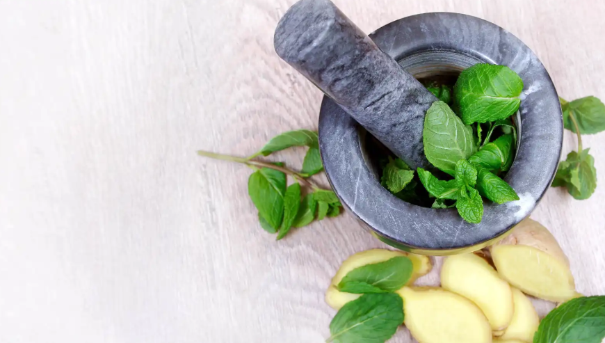 النعناع أم الزنجبيل ..  أيهما أفضل لصحة جهازك الهضمي؟