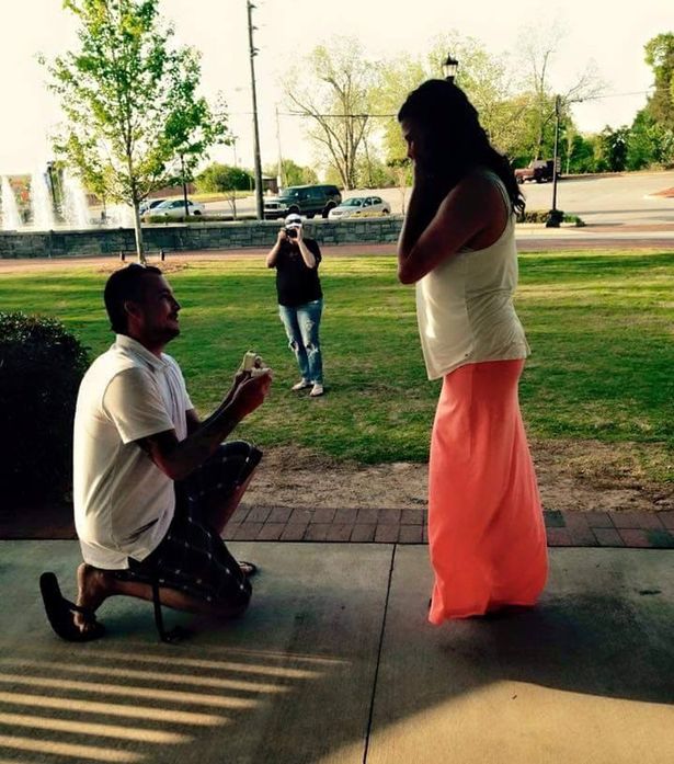 بالفيديو والصور ..  شاهد كيف دمرت هذه العروس فستان زفافها بعد أن هجرها خطيبها