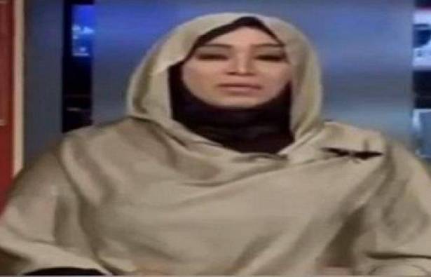 بالفيديو: نحلة تشن هجوما على مذيعة وتصيبها بـ ..  !
