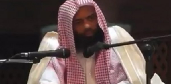 بالفيديو  ..  راقٍ سعودي يُثير السخرية بطريقة حرقه للجن