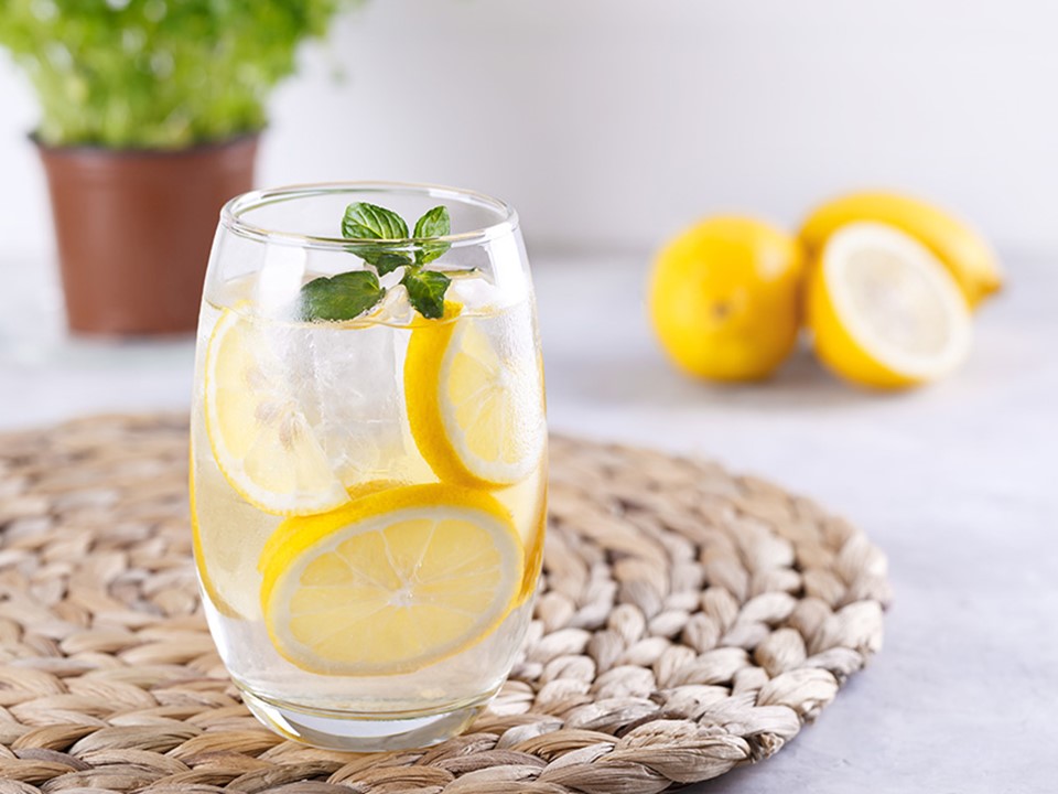 هل يساعد مشروب الماء والليمون في حل مشكلة السمنة؟