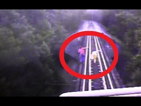 بالفيديو ..  قطار يمر فوق امرأتين وتخرجان بلا إصابات