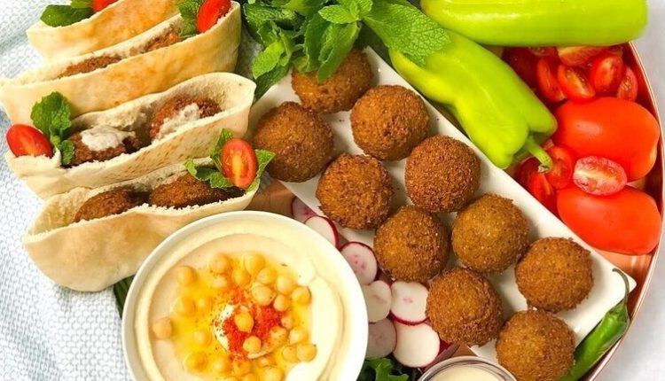 “فول وطعمية وبيض” ..  فاتورة سحور تثير ضجة في مصر وصاحبها يكشف السبب!