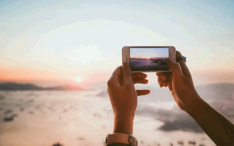 الامارات : غرامة 45 ألف درهم لشاب صوّر آخر دون رضاه