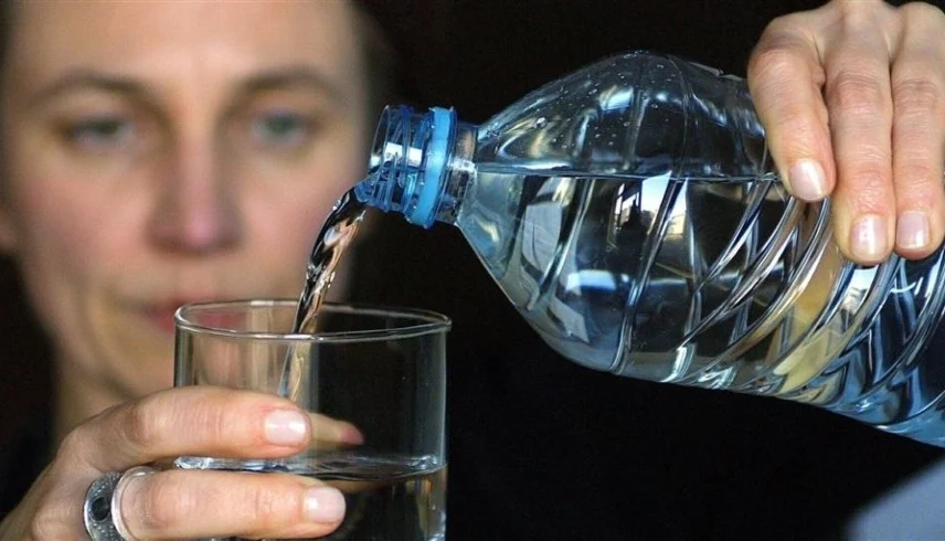 "المياه المُعزَّزة" موضة جيل زد الجديدة بين وعود علاج الصداع وتحذيرات الأطباء