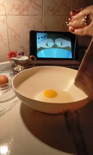 بالفيديو ..  فتاة تقوم بتحضير وصفات الطعام الشهيرة من أفلام الكرتون