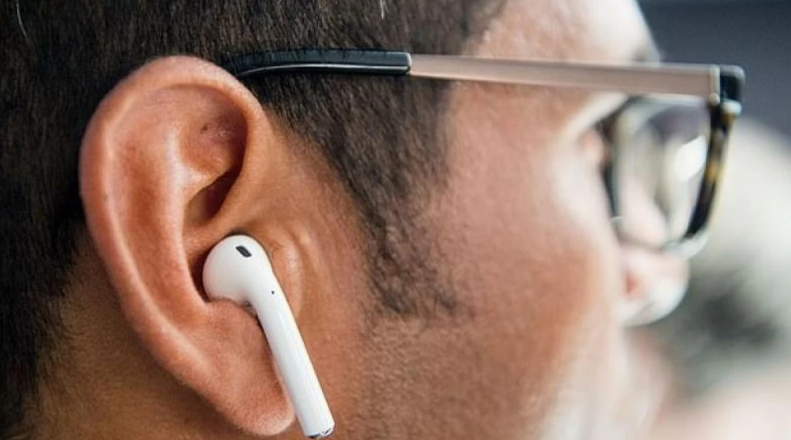 سماعات الأذن قد تضر السمع ..  خبراء يوضحون المخاطر