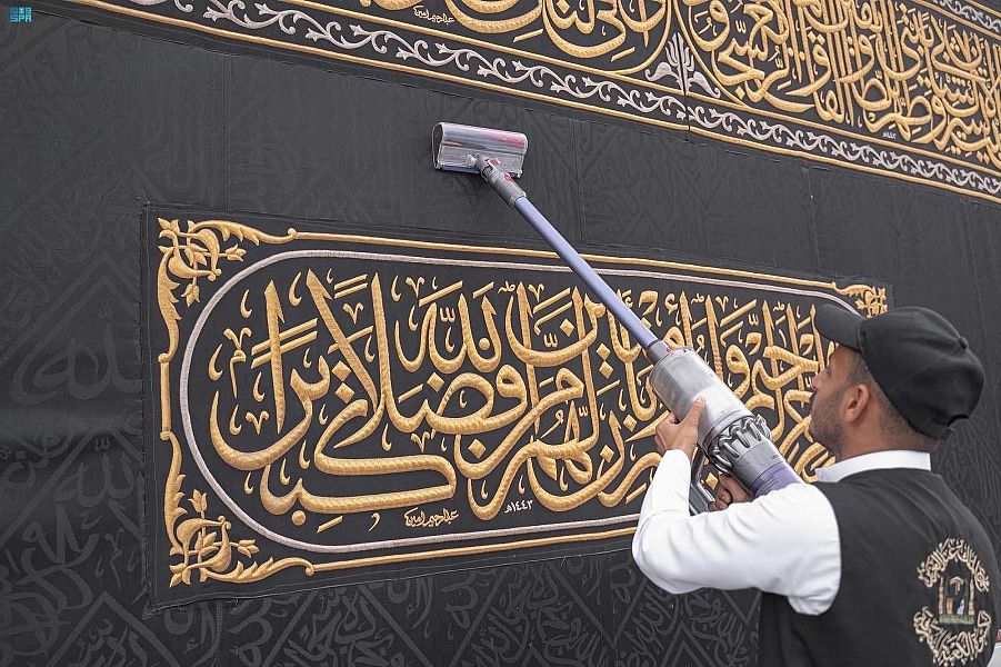 لقطات مهيبة لكسوة الكعبة استعدادا لاستقبال شهر رمضان (صور)