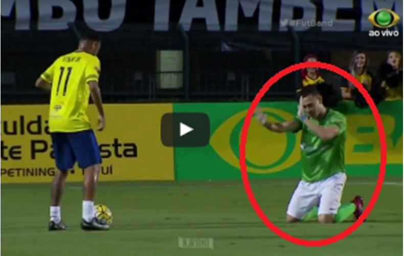 بالفيديو  .. لاعب يتوسل لنيمار كي لا يحرجه بمراوغاته الساحرة 