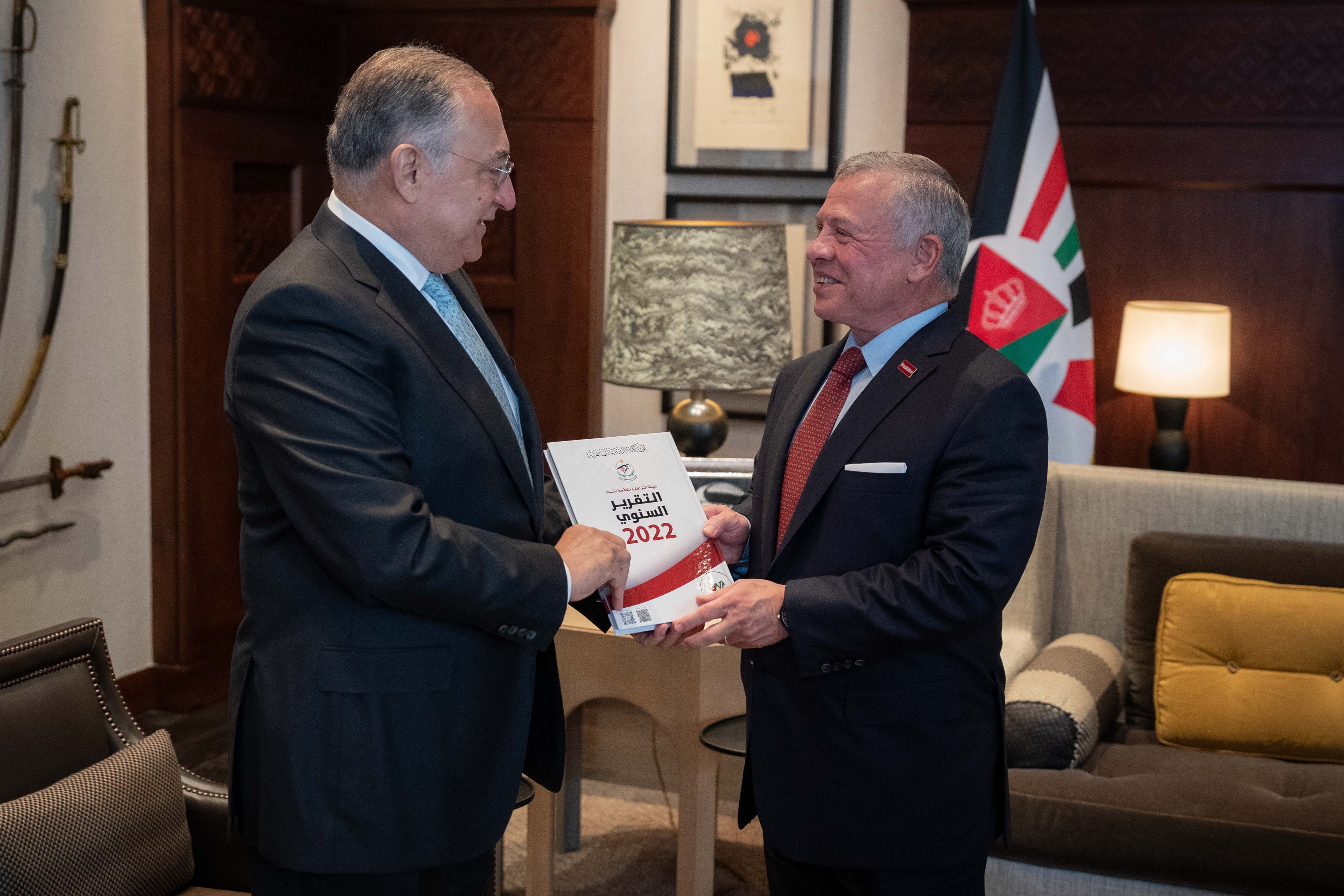 الملك يستلم التقرير السنوي لهيئة النزاهة ومكافحة الفساد