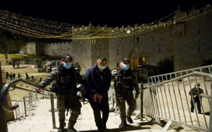 القدس: الاحتلال يعتدي على المواطنين قرب باب العامود