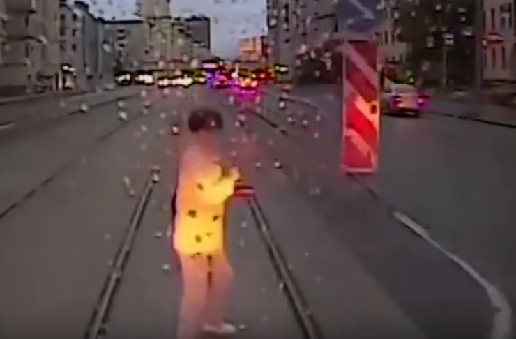 بالفيديو: انشغالها بالهاتف قتلها دهساً تحت عجلات “الترام” وسط السكة!