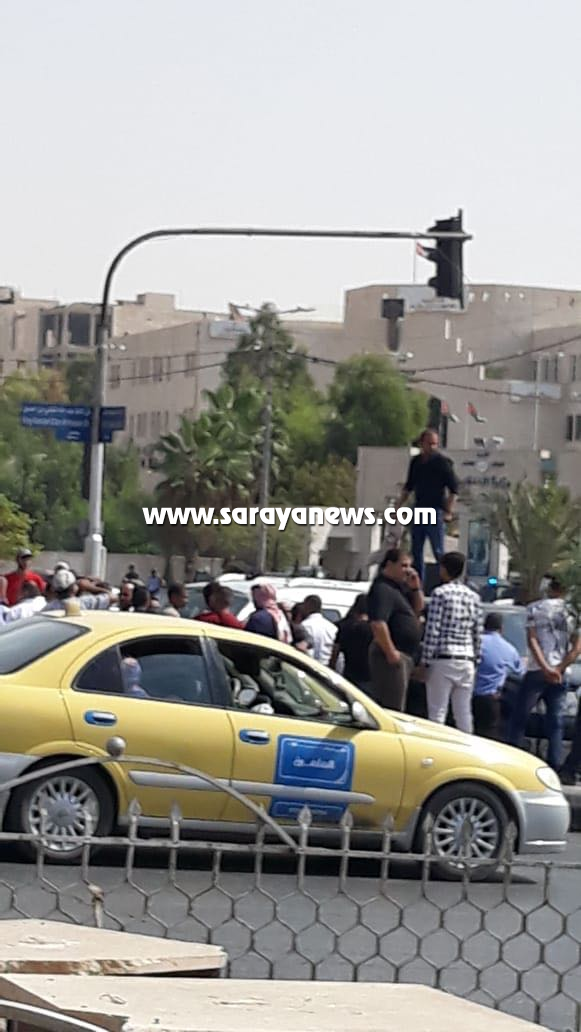 بالفيديو  ..  والصور  ..  محافظ الزرقاء يحتجز كهلآ ستينيآ لرفضه قانون الضريبة