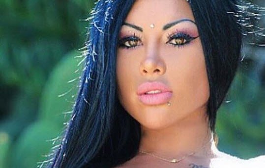 صور صادمة  ..  هذه النجمة أصابها العمى بسبب عملية تغيير لون عينيها  ..  "تفاصيل"