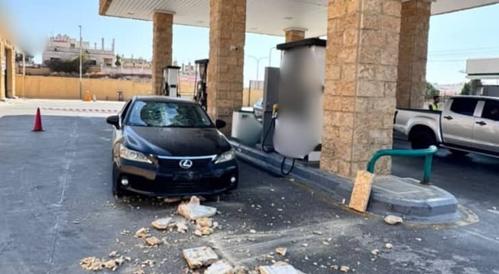 أضرار مادية بمركبة إثر سقوط مدماك حجر من مظلة محطة وقود في جرش