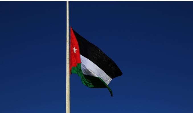 تنكيس الأعلام فوق الوزارات والدوائر الرسمية حدادا على وفاة قداسة البابا فرنسيس