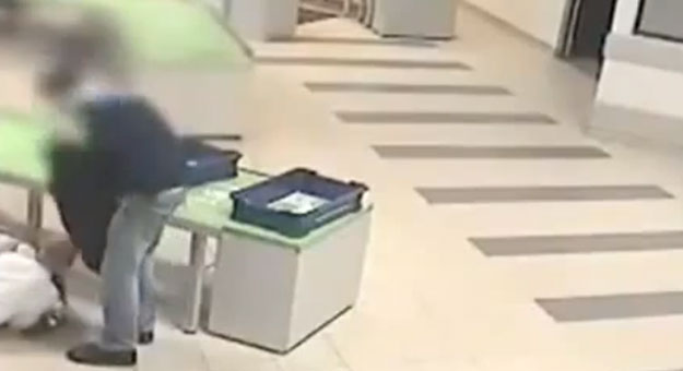 بالفيديو ..  فى آخر لحظة  ..  رجل أمن يلتقط طفل سقط أثناء غفلة والده