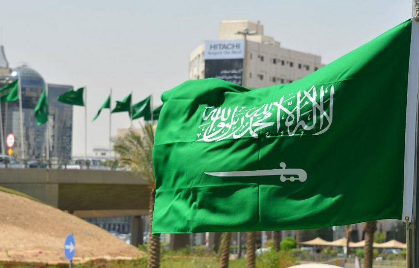 "ضجة" بالسعودية بعد مقترح بإزالة شعار "السيف" من علم المملكة و أمير و يرد بشكل حازم  ..  صور