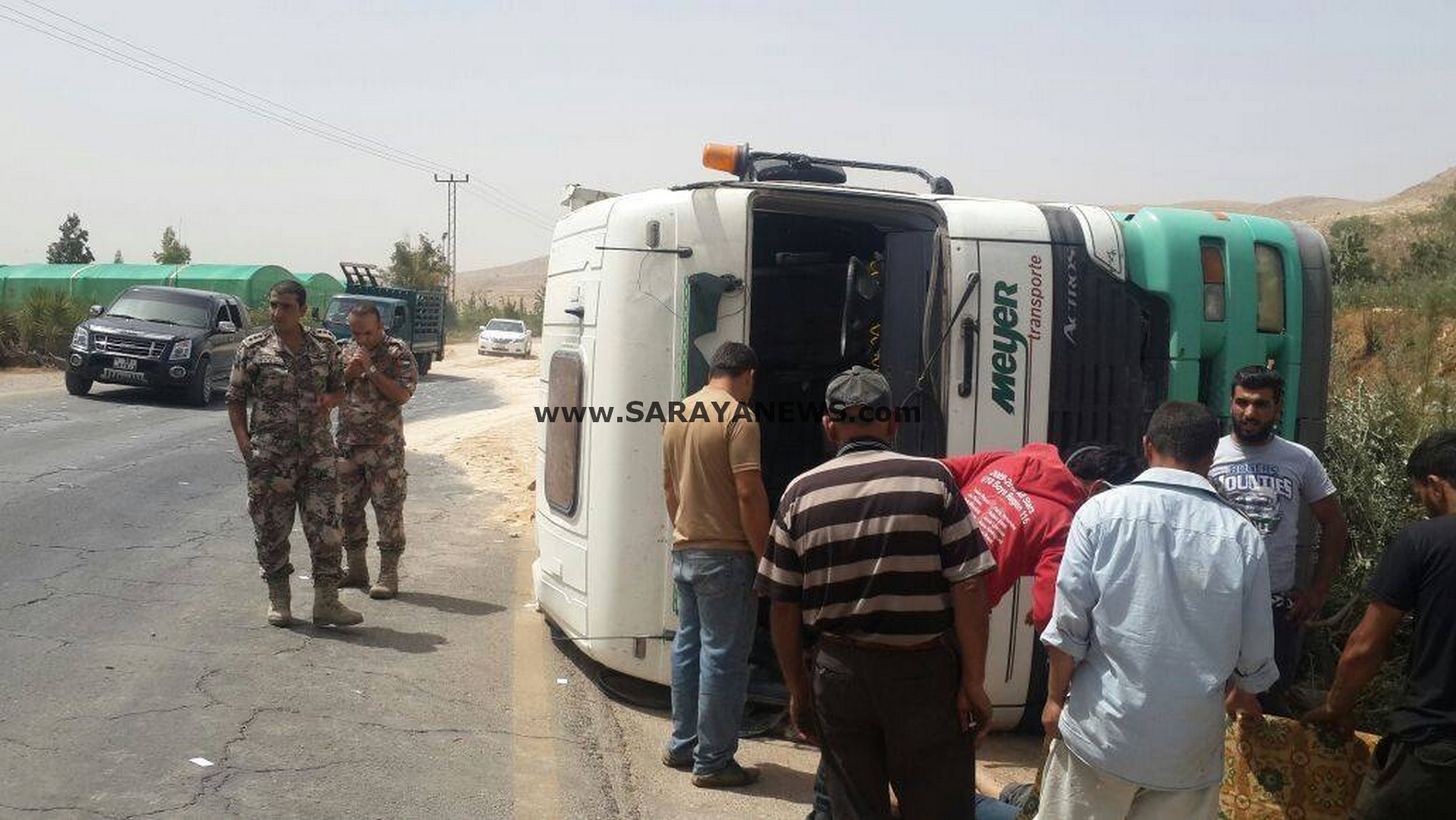 بالصور ..  تدهور قلاب على طريق الزرقاء