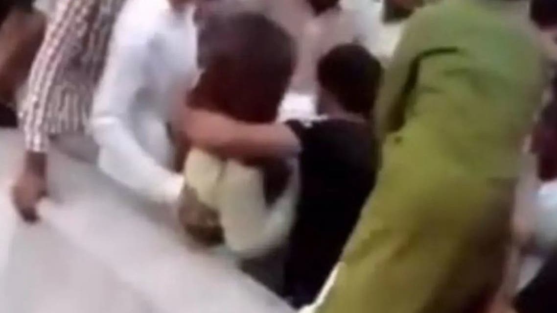 حادثة وحشية   ..  400 شخص يعتدون على فتاة ويجردونها من ملابسها  ..  فيديو 