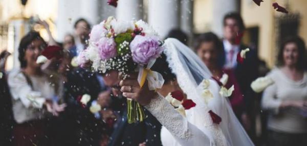 لماذا تتذكر النساء تفاصيل يوم الزفاف أكثر من الرجال؟ 