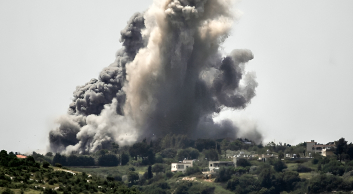 جيش الاحتلال يعلن استهداف مواقع في جنوب لبنان وحزب الله يرد 