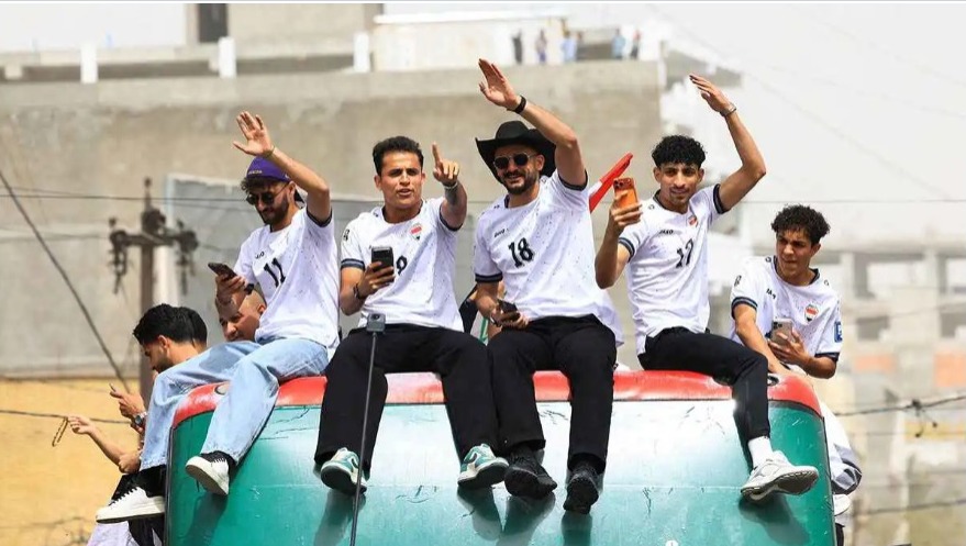 في حافلة مكشوفة ..  احتفالات رائعة لمنتخب العراق مع الجماهير بعد التأهل للمونديال 