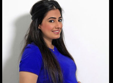 شهد تستعرض حملها وتحمل أسدا وقرد ..  صور