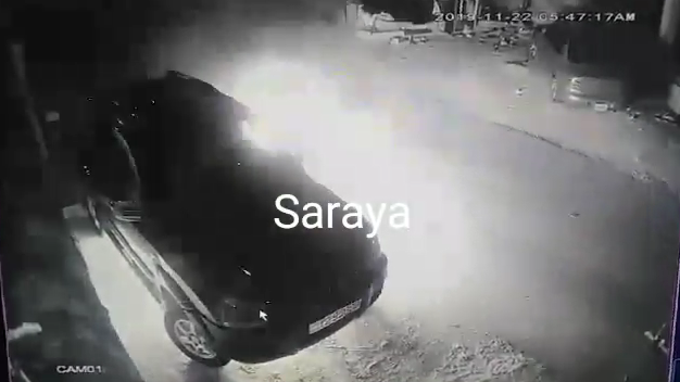 بالفيديو ..  شخص يحرق مركبة في عجلون