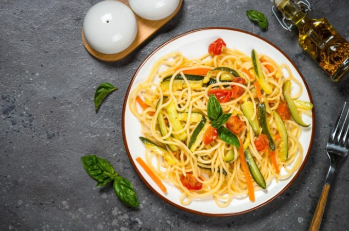 مكرونة بالخضار والزيت