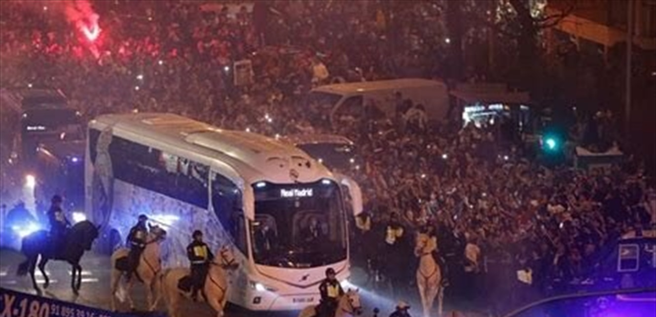 بعد الخسارة ..  جماهير ريال مدريد تهاجم الحافلة والفريق 