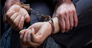 القبض على شخصين سلبا مبلغاً مالياً من احد محال الصرافة تحت تهديد السلاح في عمان