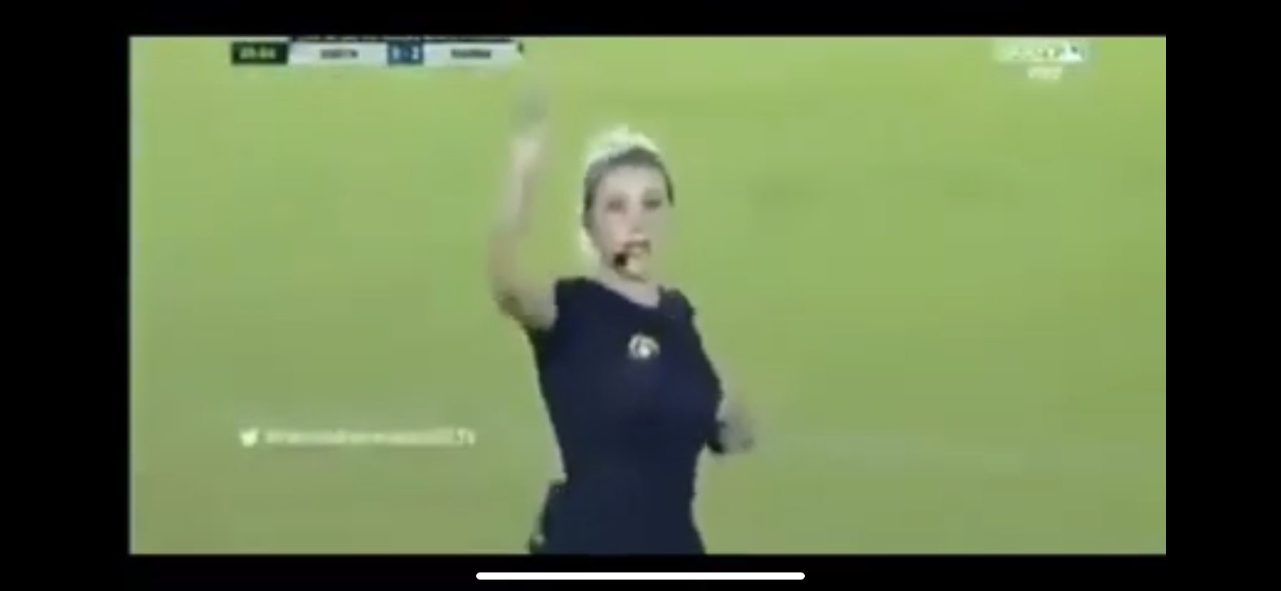 بالفيديو :حكمة تخدع لاعب وتخرج منديل بدل البطاقةً
