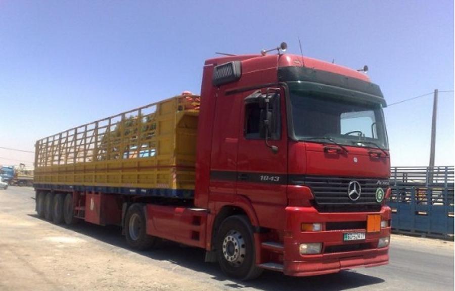 سقوط حمولة تريلا يربك السير قرب الموقر