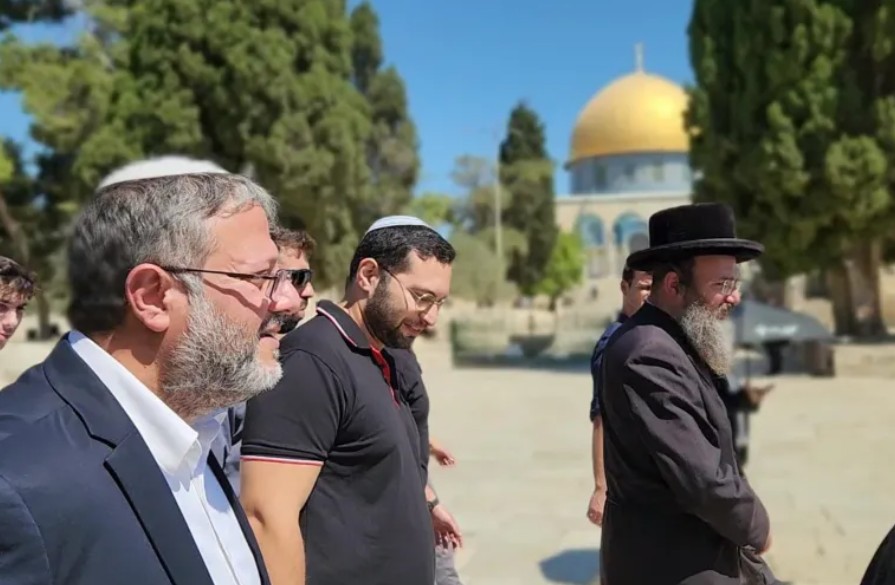 الوزير المتطرف “بن غفير” يقتحم المسجد الأقصى