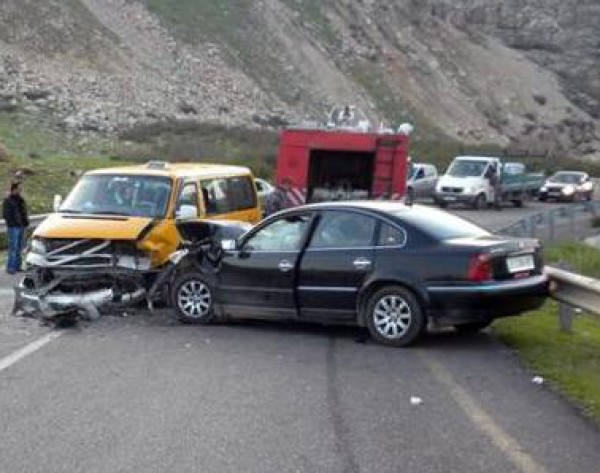 ست إصابات بحادث تصادم مركبتين غرب مدينة رام الله 