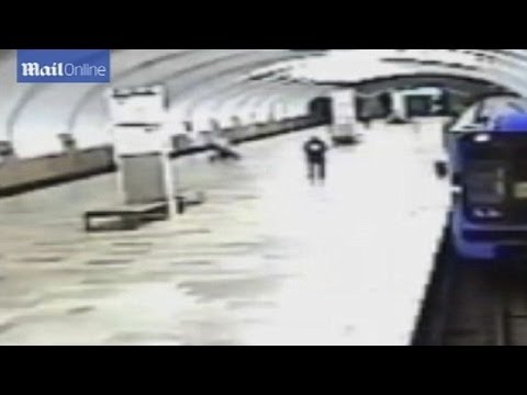 بالفيديو: روسية تزج بعربة رضيعها إلى قضبان القطار أثناء مشاجرة مع والده