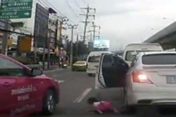 بالفيديو ..  طفلة تنجو من الموت بأعجوبة بعد سقوطها من سيارة في الشارع