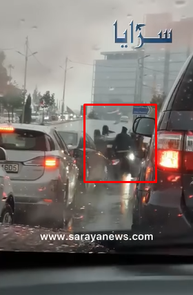 بالفيديو  ..  إصابة سائق بتدهور مركبة في شارع المدينة المنورة