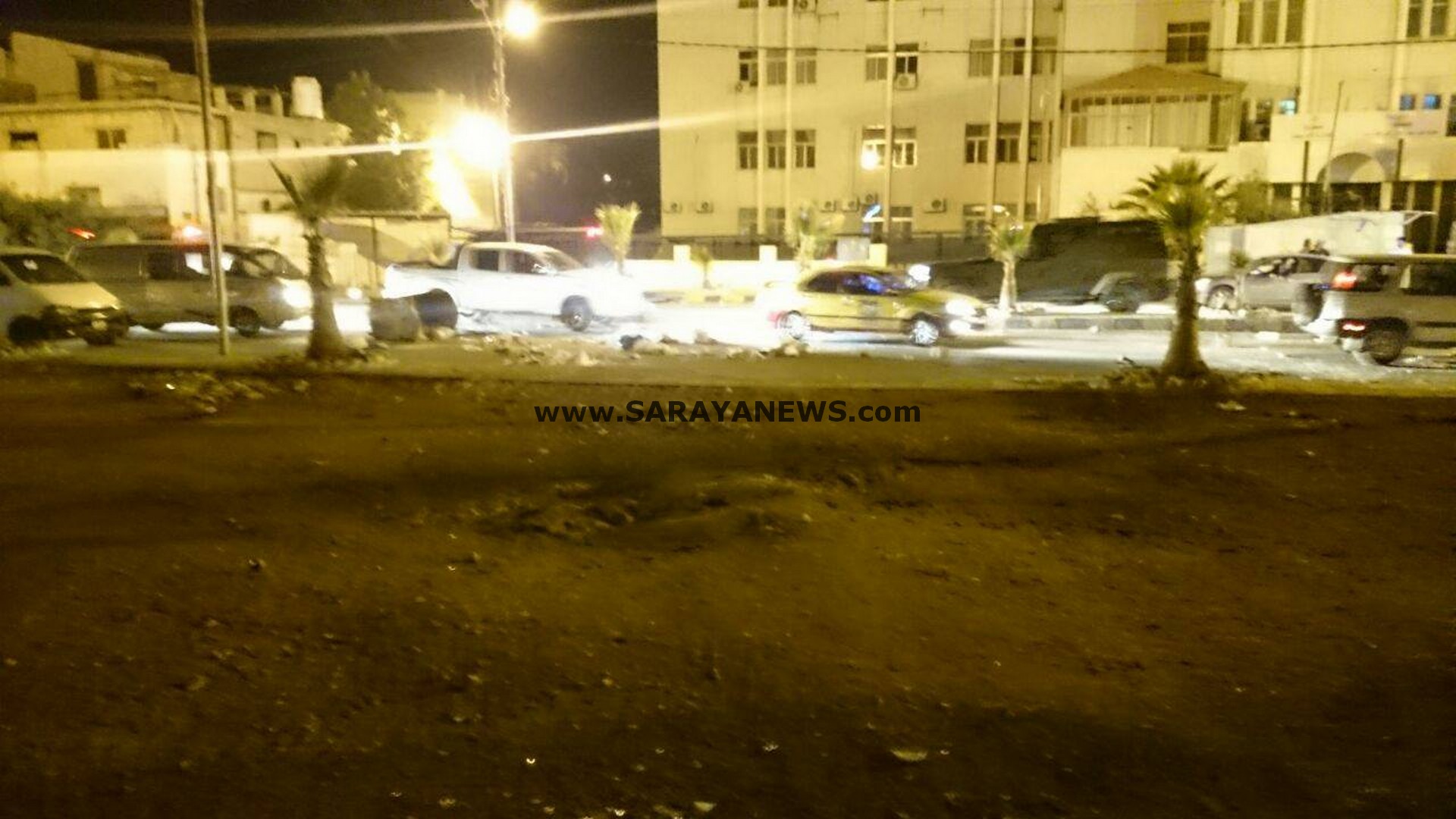بالصور  ..  رشق مبنى محكمة معان واغلاقات للطرق بالاطارات المشتعلة