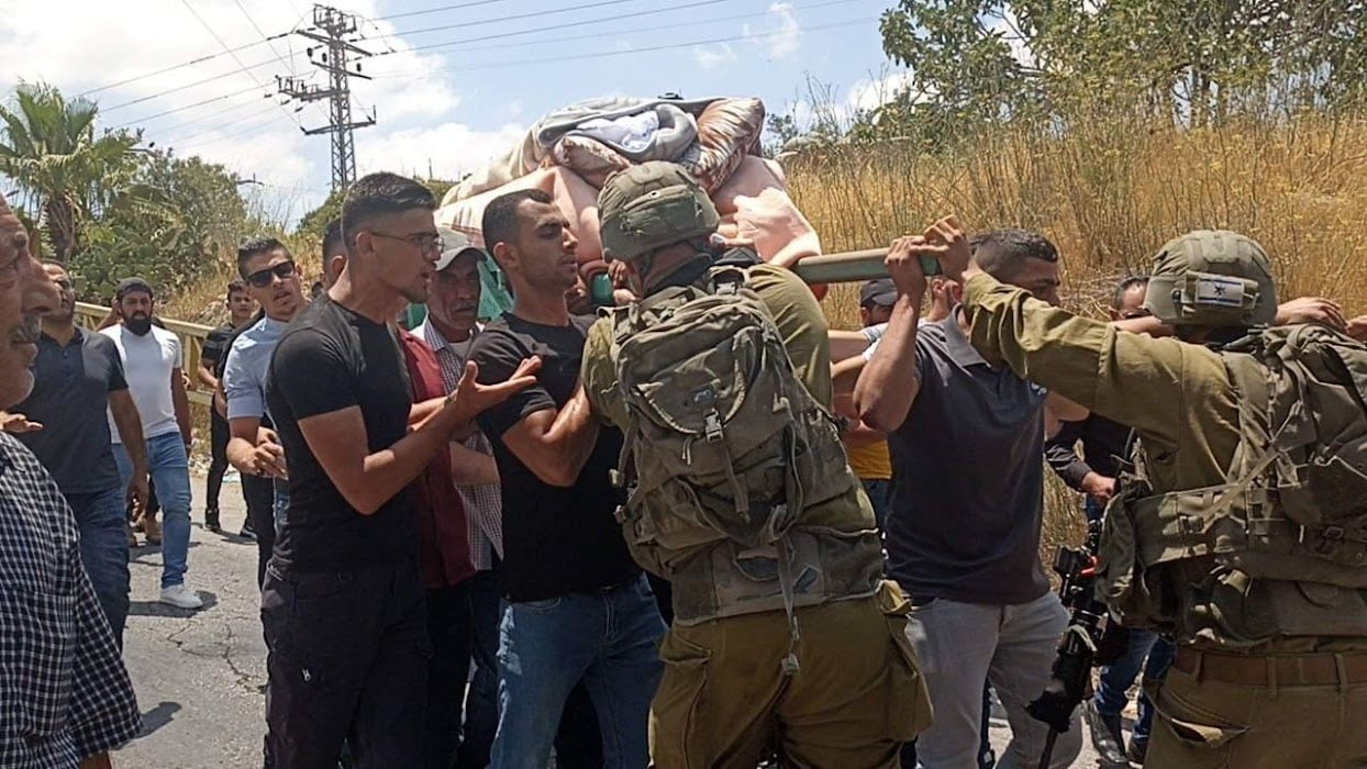 جنود الاحتلال يعتدون على جنازة سيدة فلسطينية في الخليل