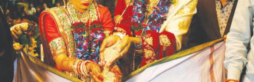 بعد توافد العشرات ..  أسرة هندية توزع طعام الزفاف بـ بطاقة إثبات الشخصية!